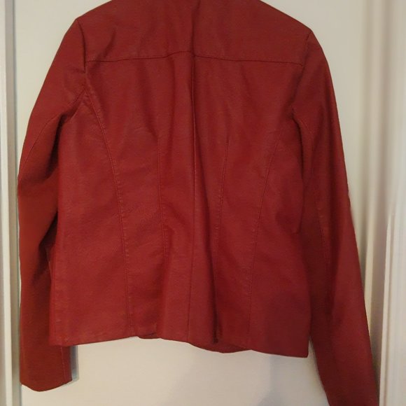 Red coat - Picture 3 of 4